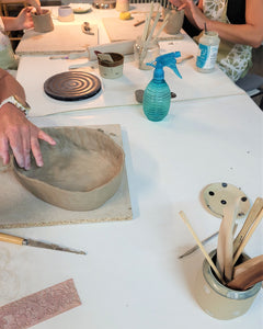 Tečaji oblikovanja gline in delavnice keramike v OKTOBRU