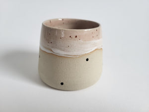 Skodelica S/M - Soft pink pikicami brez ročaja