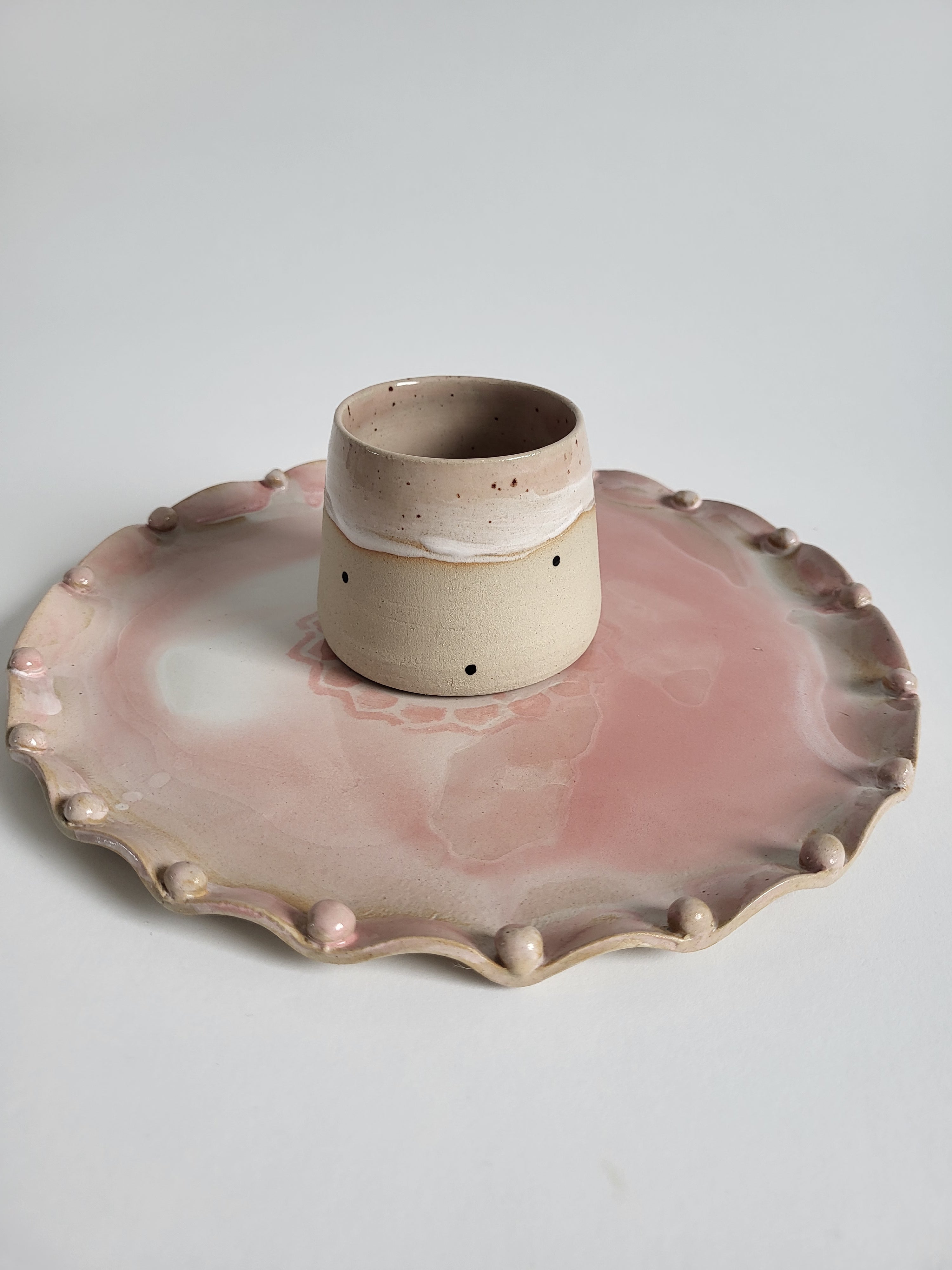 Skodelica S/M - Soft pink pikicami brez ročaja