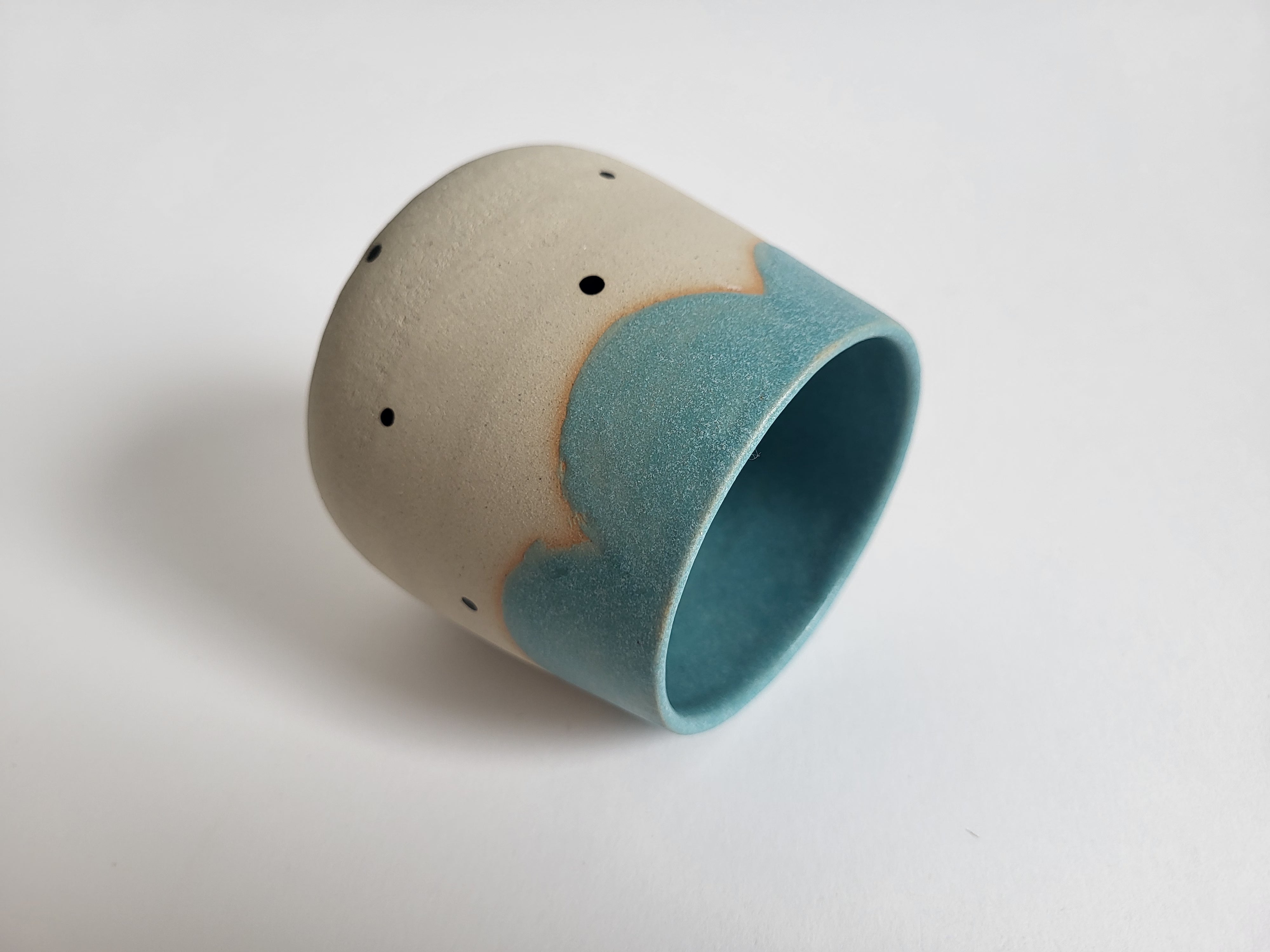 Skodelica L - Ice Blue s pikicami brez ročaja
